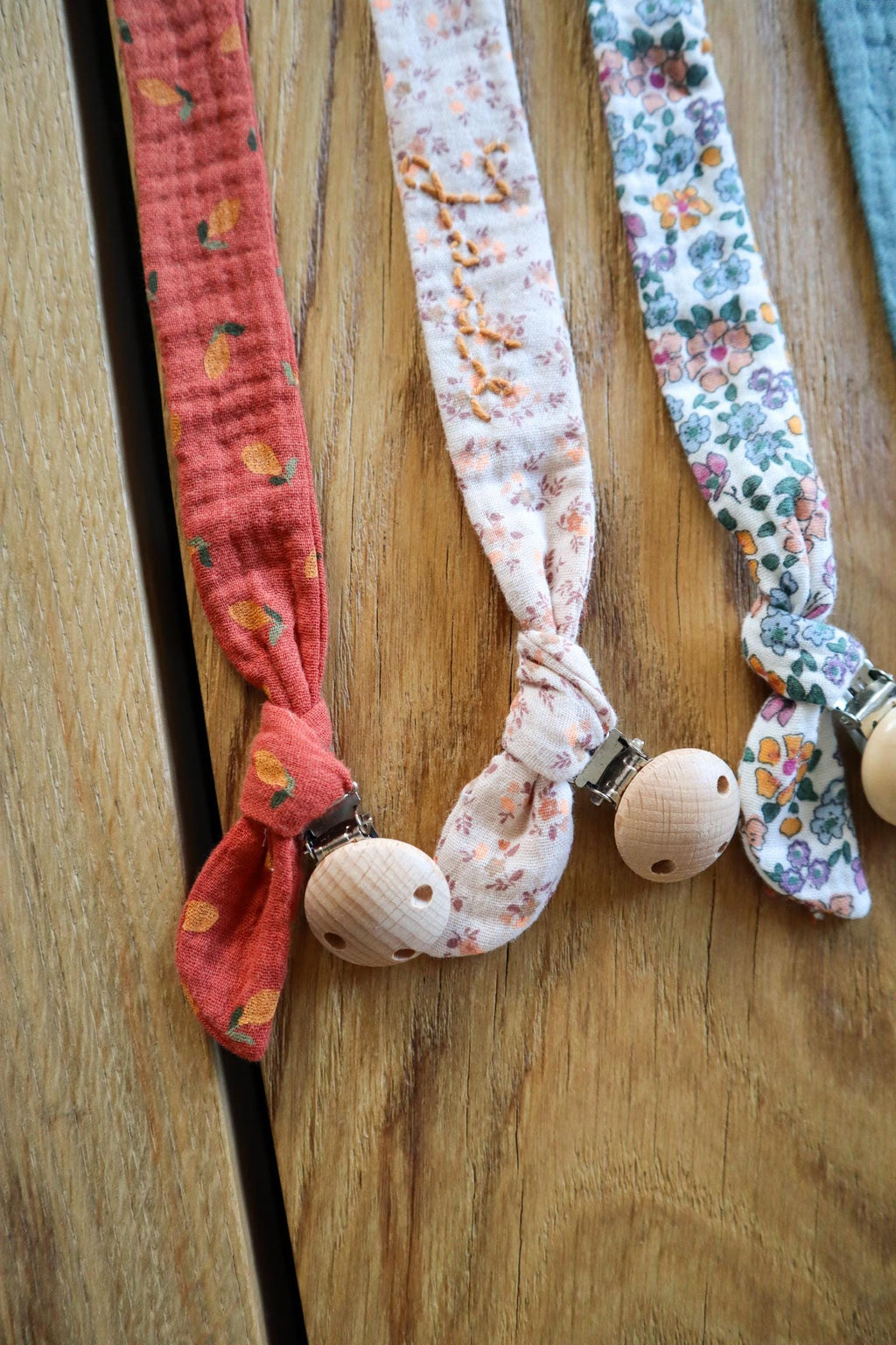 Attache tétine artisanale Petit Bourdon Création
