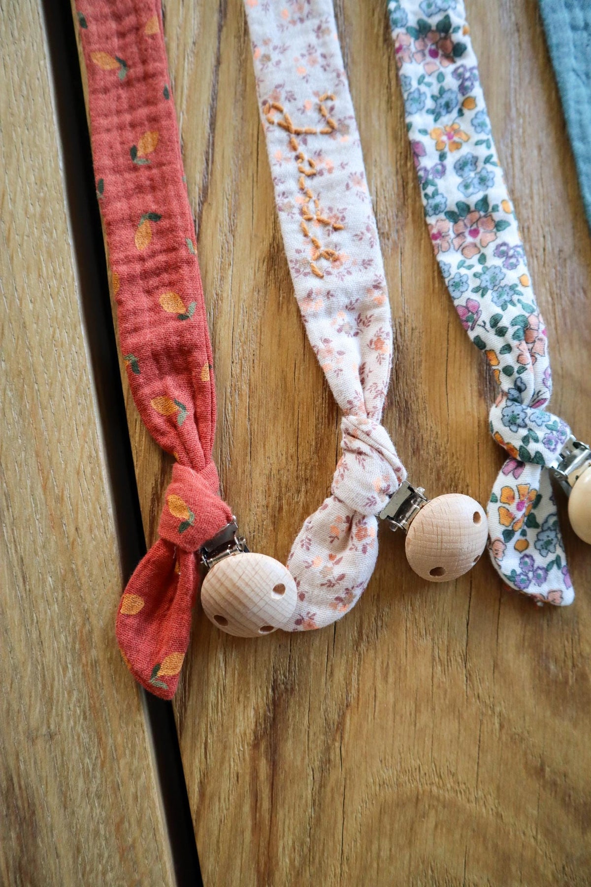 Attache tétine artisanale Petit Bourdon Création
