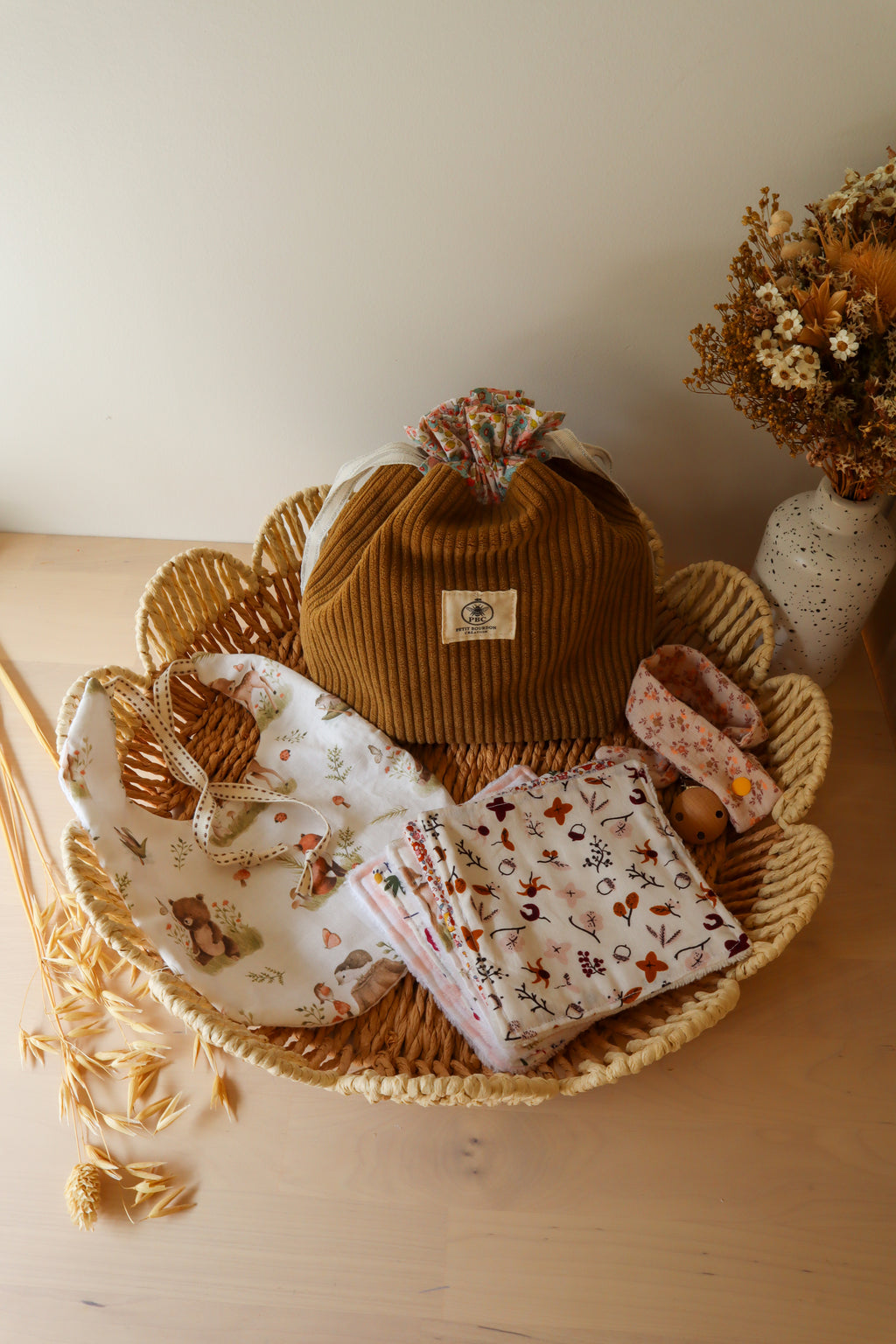 Coffret naissance bavoir lingettes attache tétine fait main
