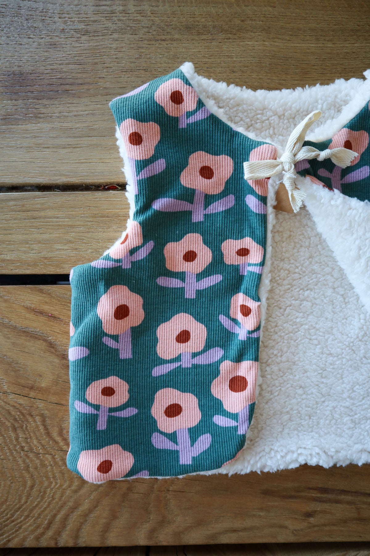 Gilet de berger bébé & enfant réversible – Motifs fleurs sur fond vert