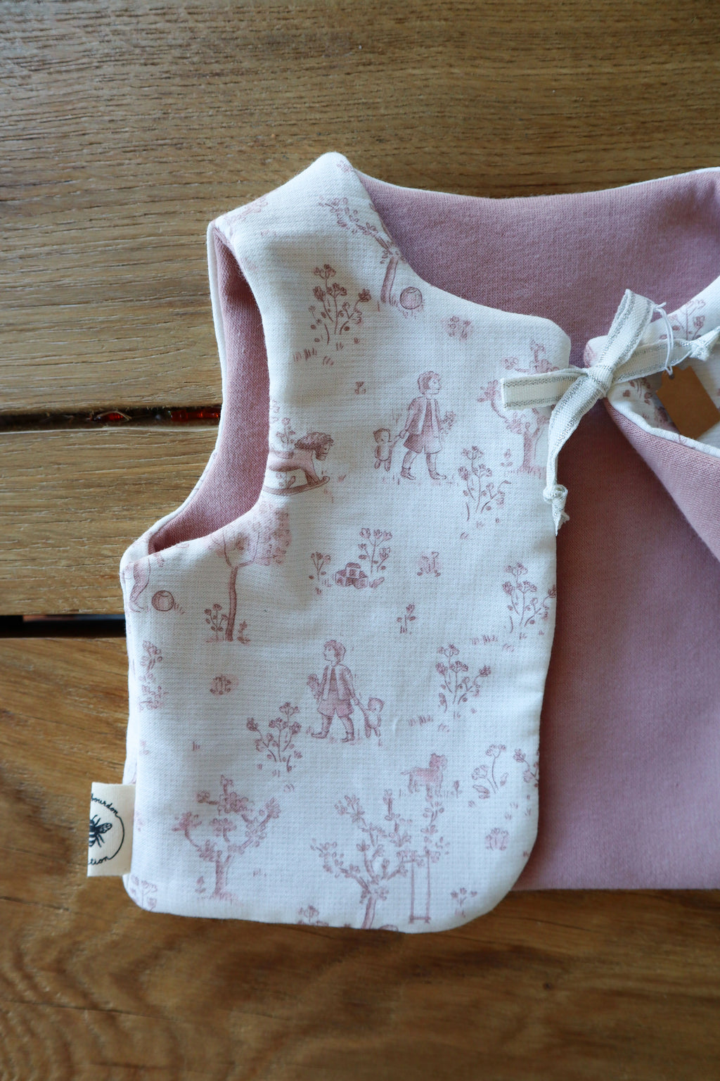 Gilet de berger bébé & enfant réversible – Motifs toile de jouy rose