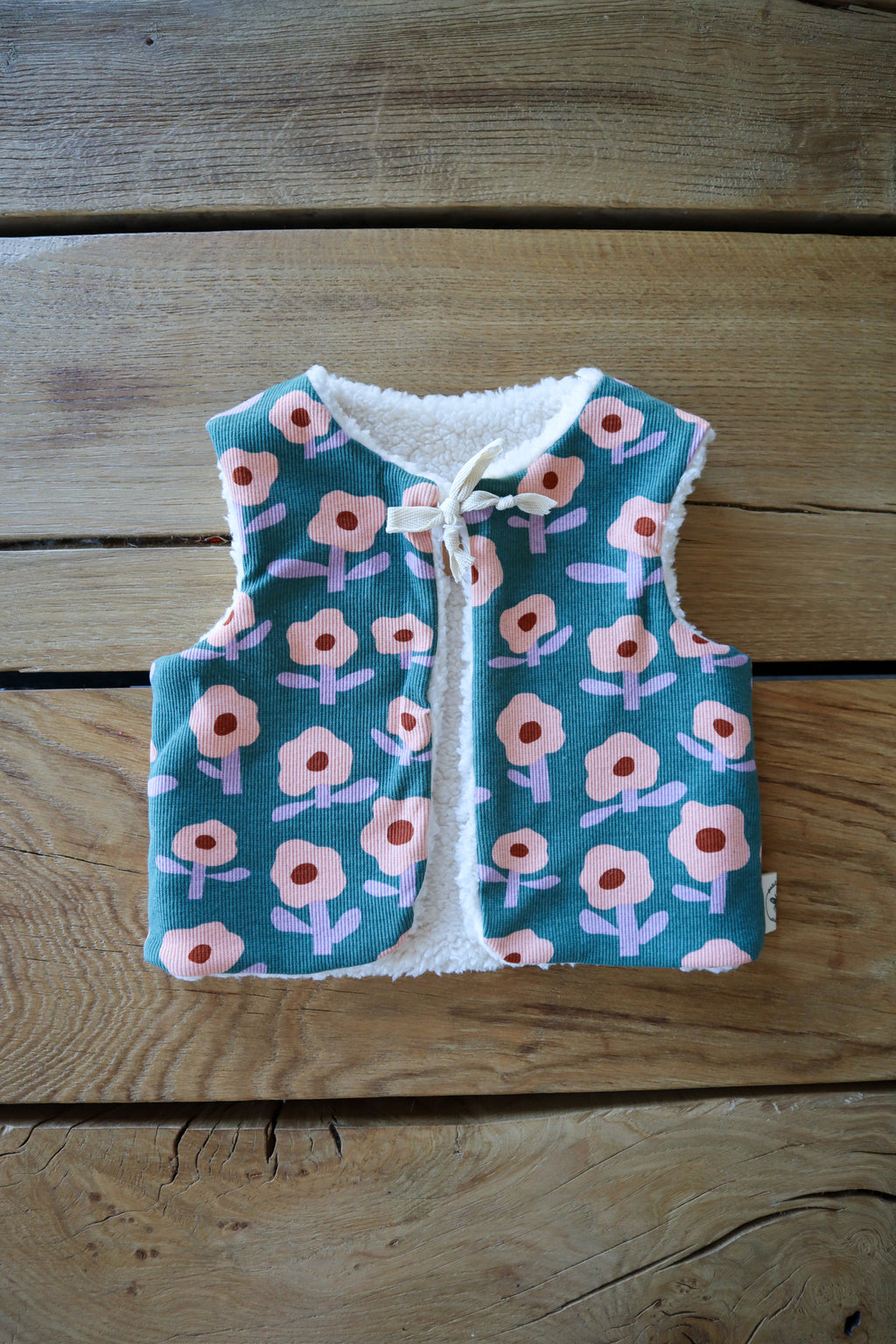 Gilet de berger bébé & enfant réversible – Motifs fleurs sur fond vert