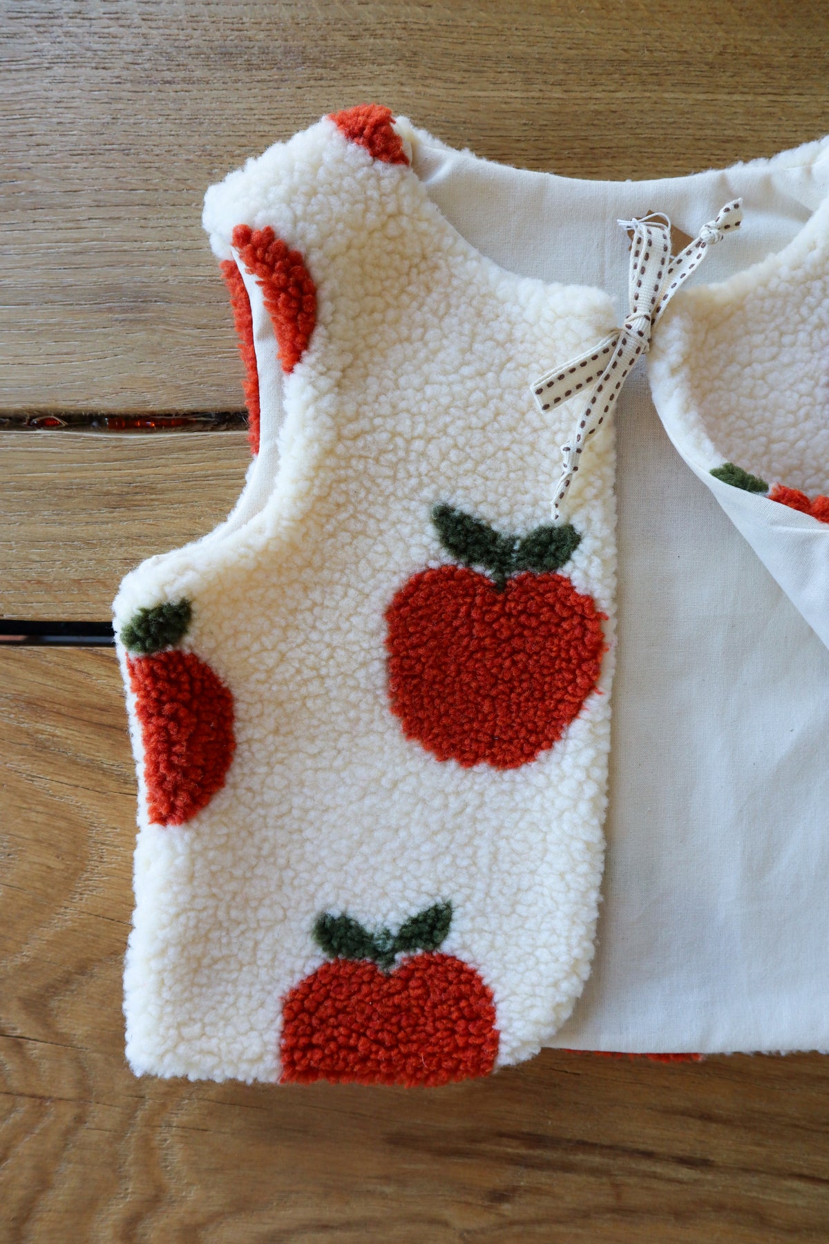 Gilet de berger bébé & enfant réversible – Fourrure à motifs pommes
