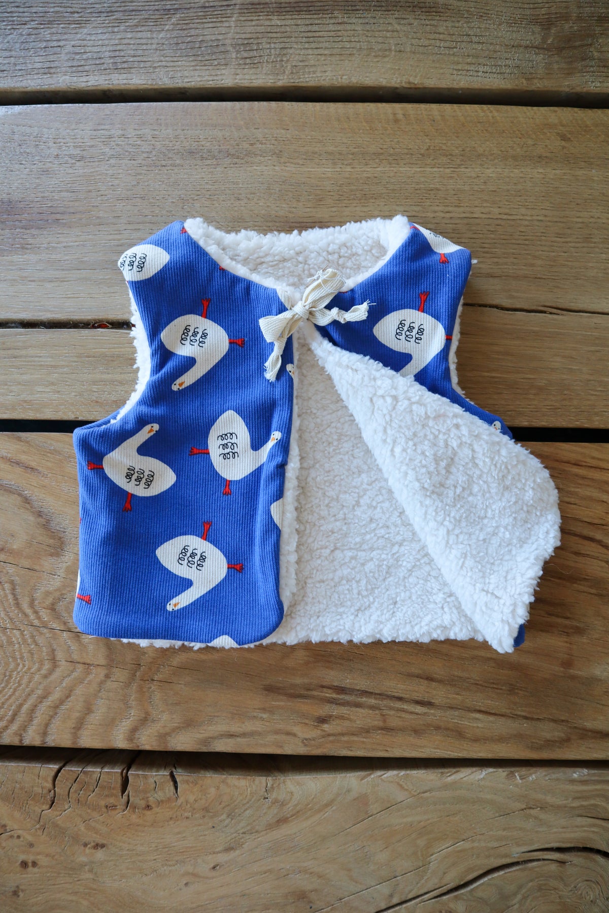 Gilet de berger bébé & enfant réversible – Motifs oies sur fond bleu