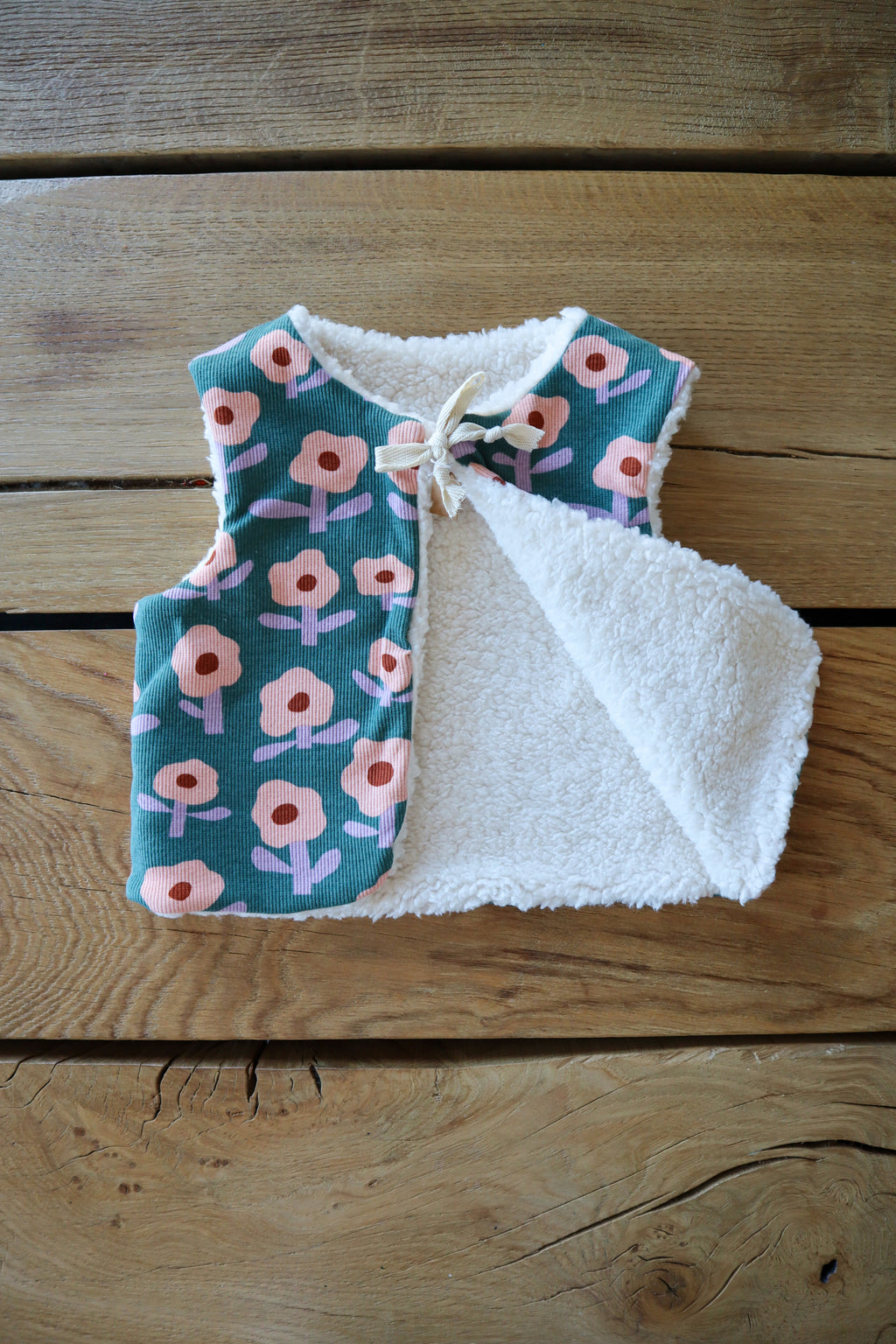 Gilet de berger bébé & enfant réversible – Motifs fleurs sur fond vert