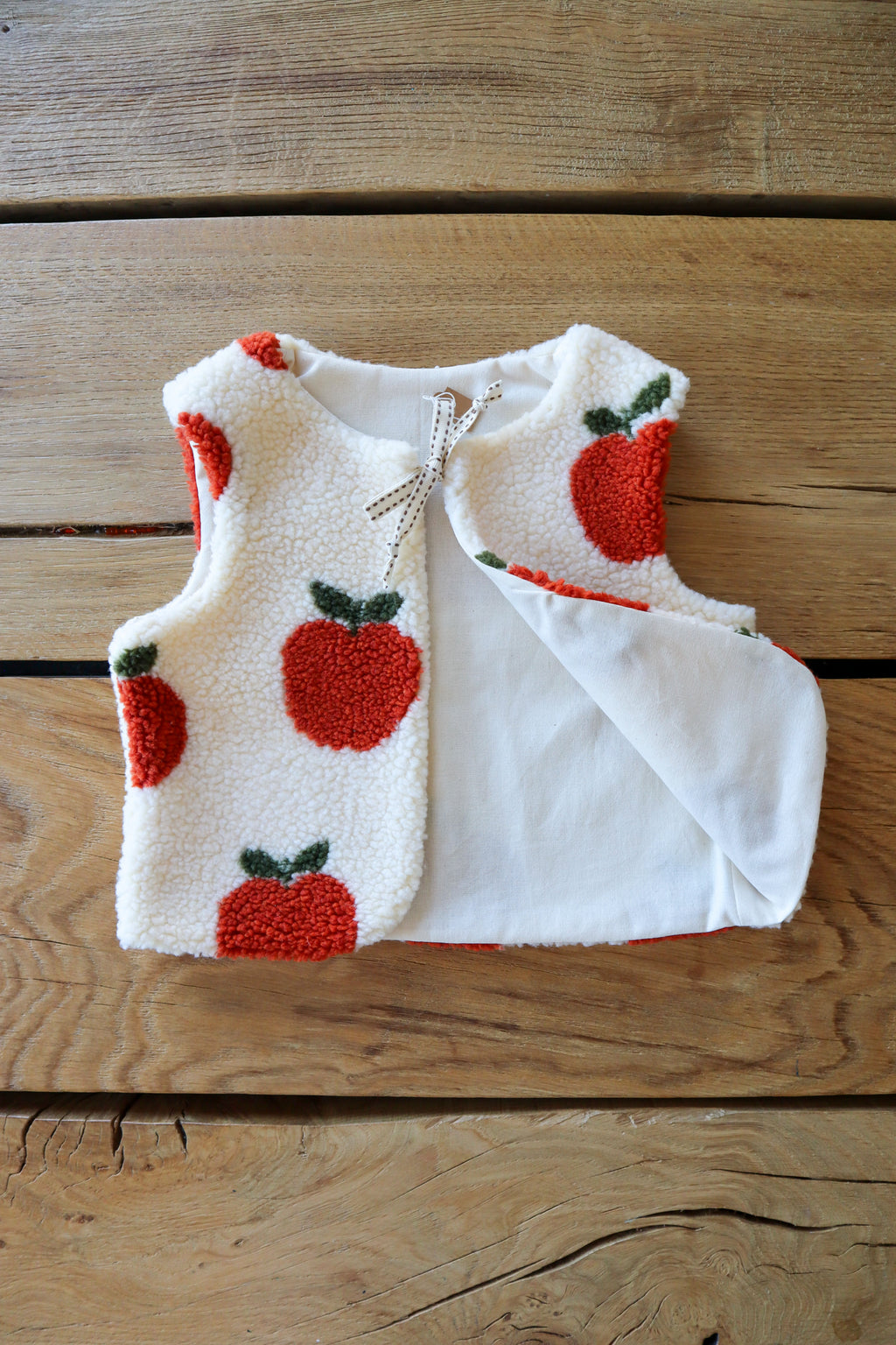 Gilet de berger bébé & enfant réversible – Fourrure à motifs pommes