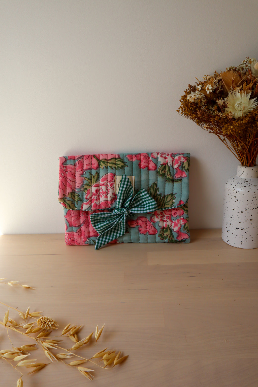 Pochette livre en tissu fait main – Protège carnet matelassé avec nœud