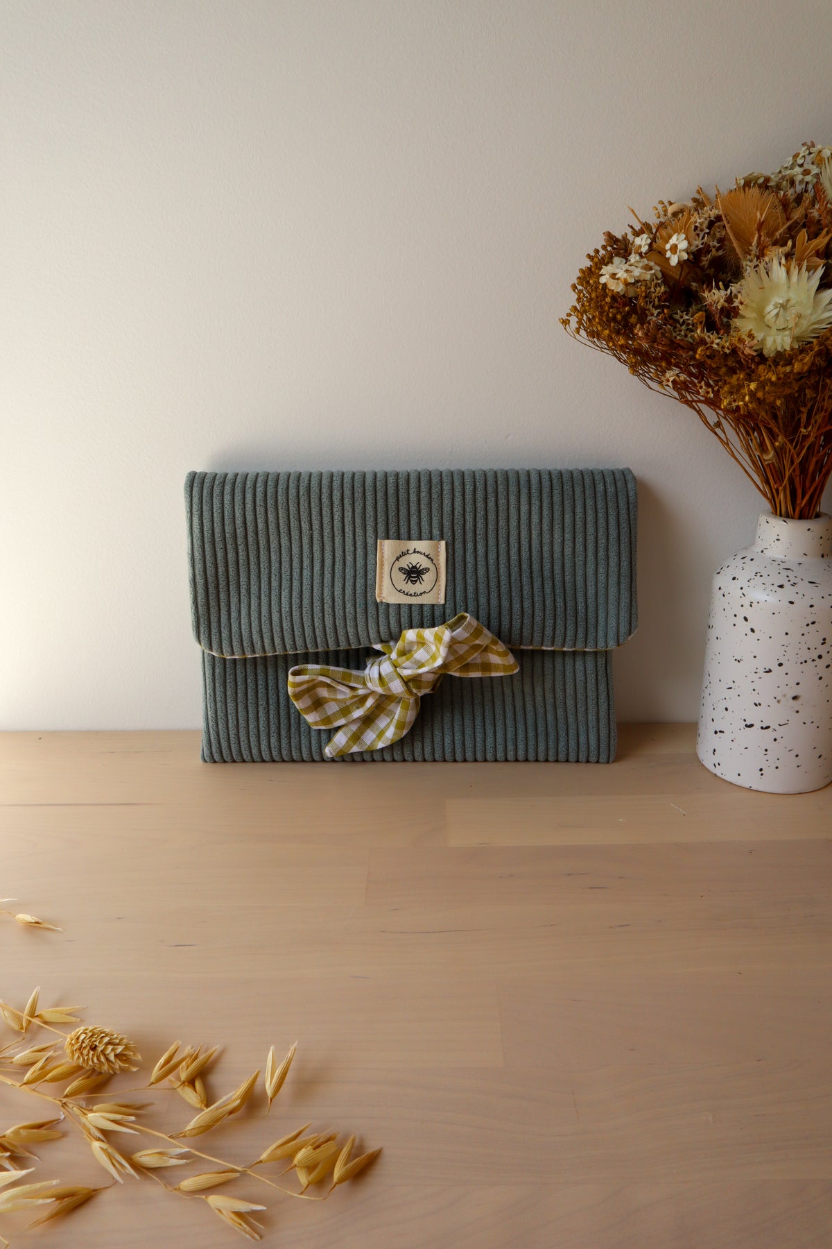 Pochette livre en tissu fait main – Protège carnet matelassé avec nœud