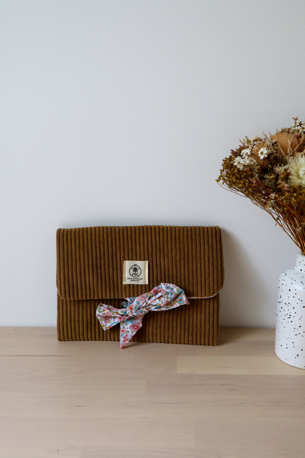 Pochette artisanale en velours avec nœud