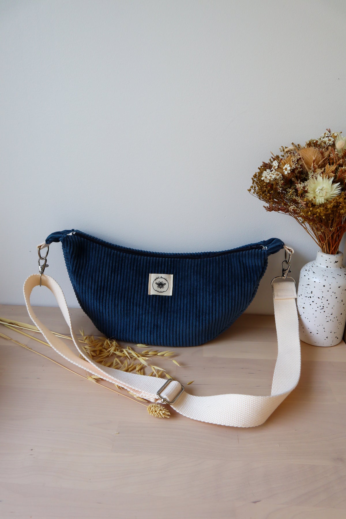 Sac demi-lune bandoulière velours côtelé